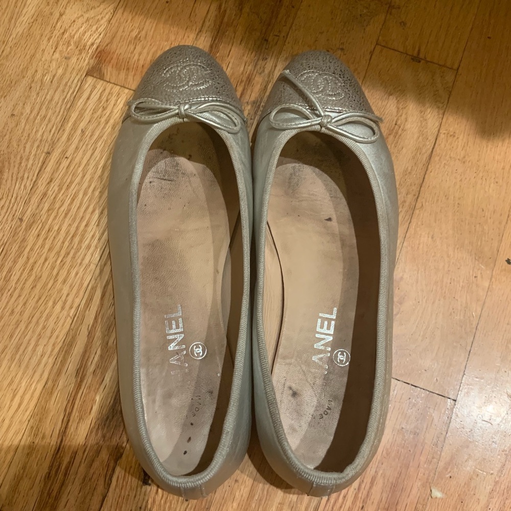 GORGEOUS LIGHT SILVER CHANEL FLATS, SIZE 39!